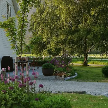 Feriehus østigård 1810 *